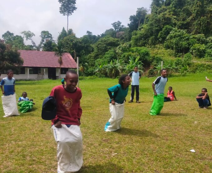 Menjelajahi Keajaiban Sains: Eksperimen Seru di Laboratorium Sekolah Kami!